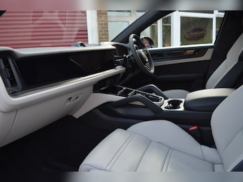Used Porsche Cayenne 2024 for sale - 77771249: Photo