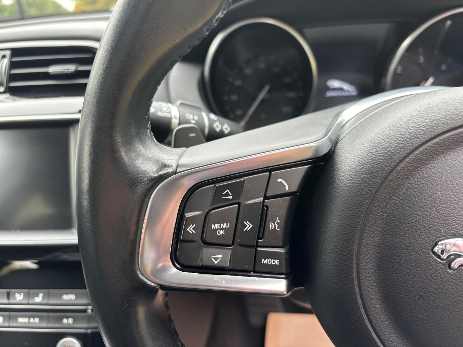 Used Jaguar XE 2017 for sale - 76236928: Photo 27