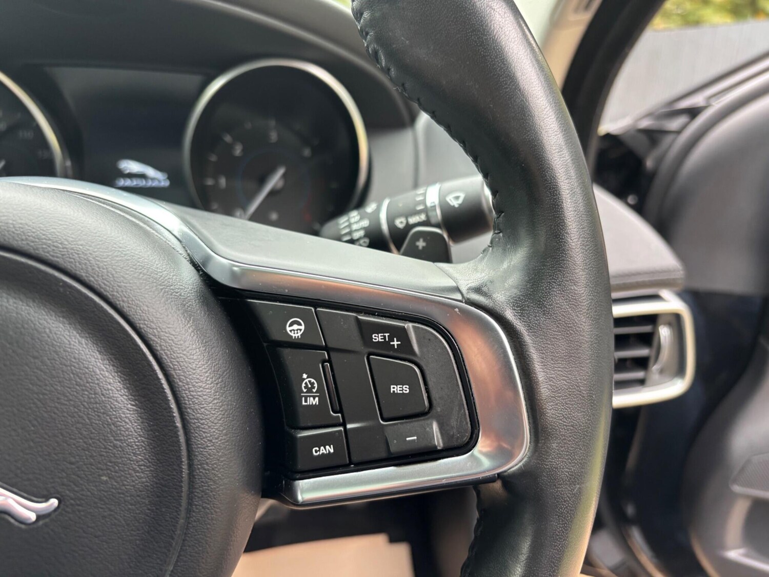 Used Jaguar XE 2017 for sale - 76236928: Photo 28