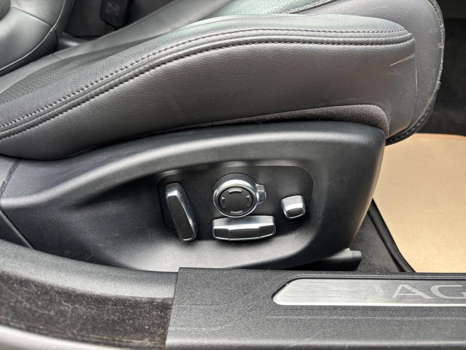 Used Jaguar XE 2017 for sale - 76236928: Photo 40