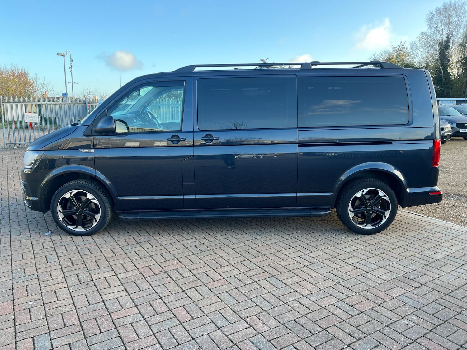 Used Volkswagen Transporter Shuttle 2017 for sale - 76690945: Photo 2