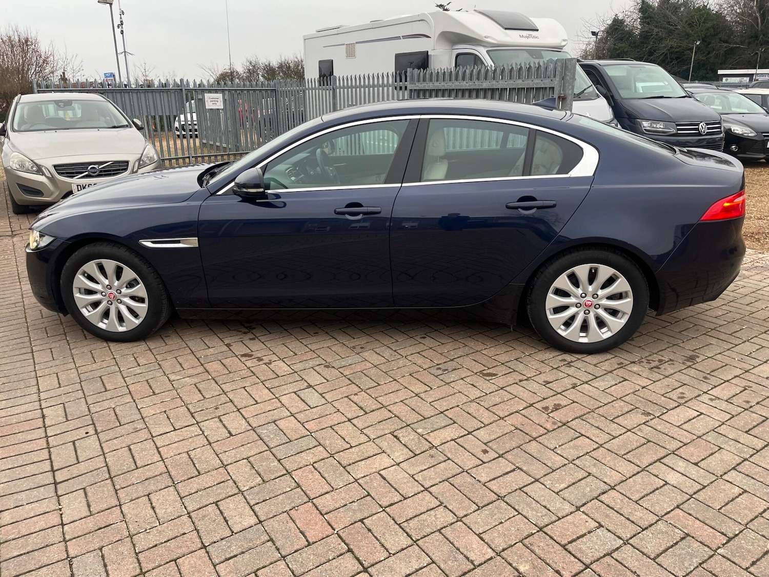 Used Jaguar XE 2016 for sale - 77043112: Photo 2