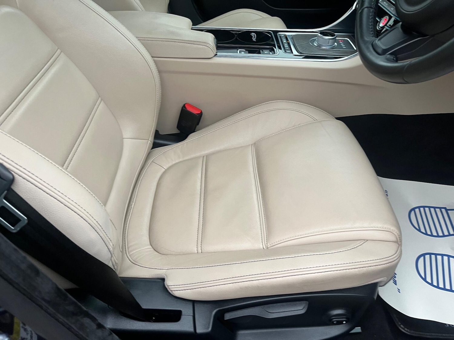 Used Jaguar XE 2016 for sale - 77043112: Photo 28