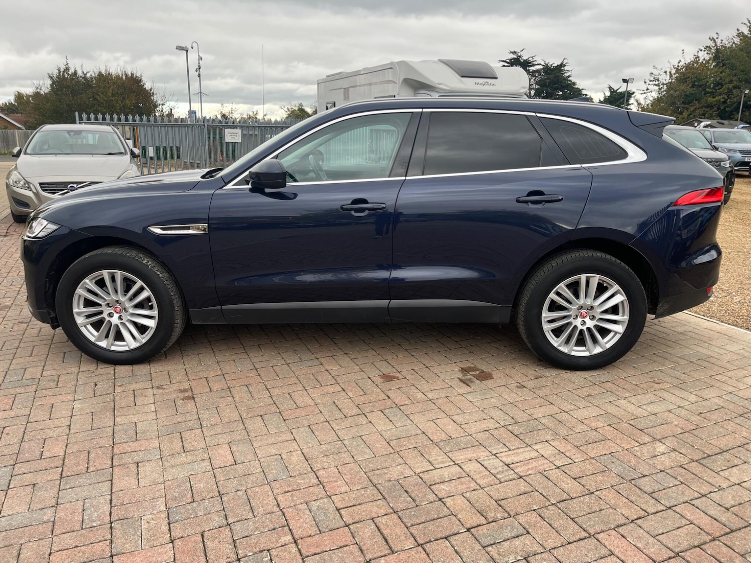 Used Jaguar F-Pace 2017 for sale - 76690931: Photo 2