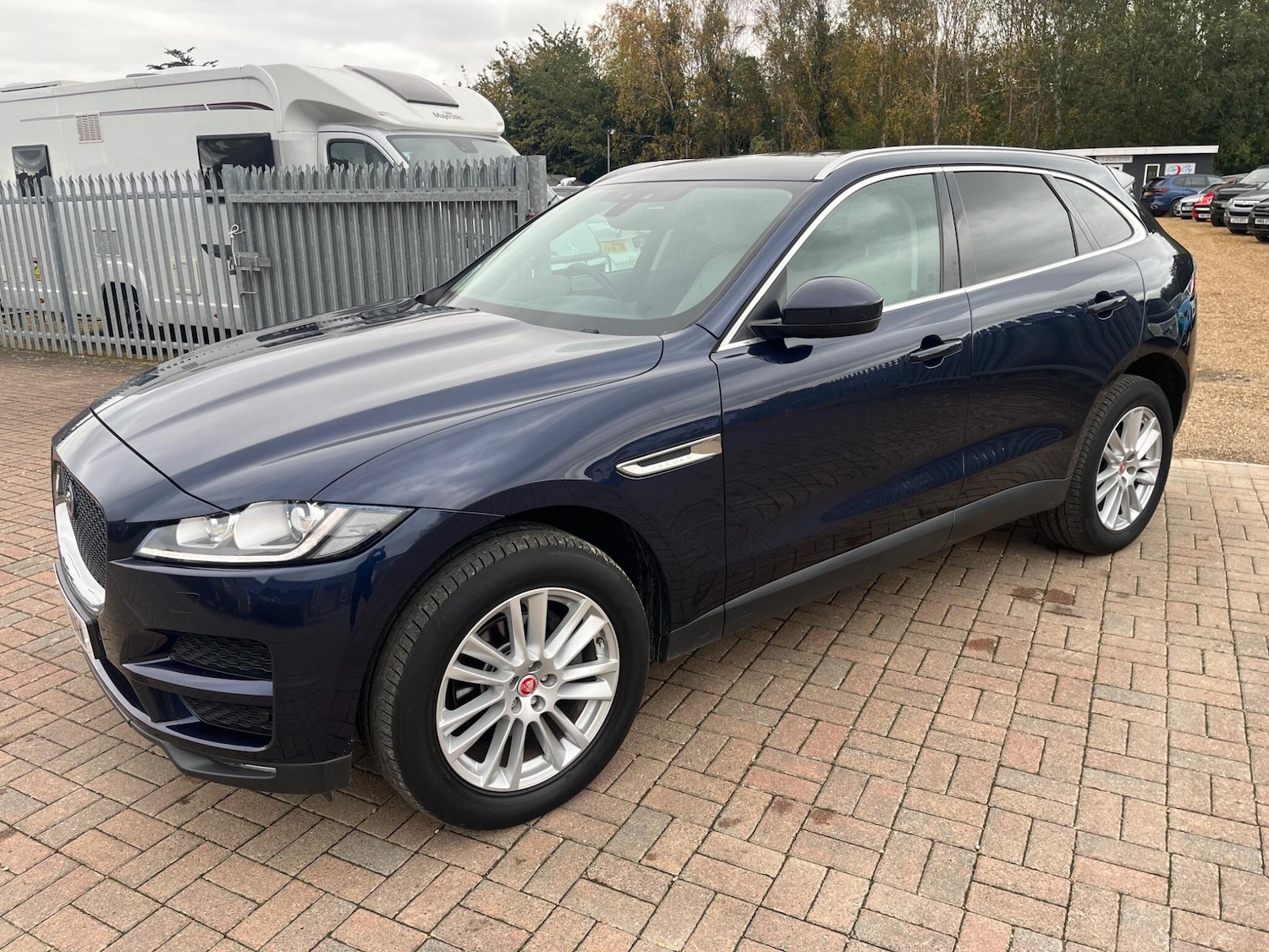 Used Jaguar F-Pace 2017 for sale - 76690931: Photo 4