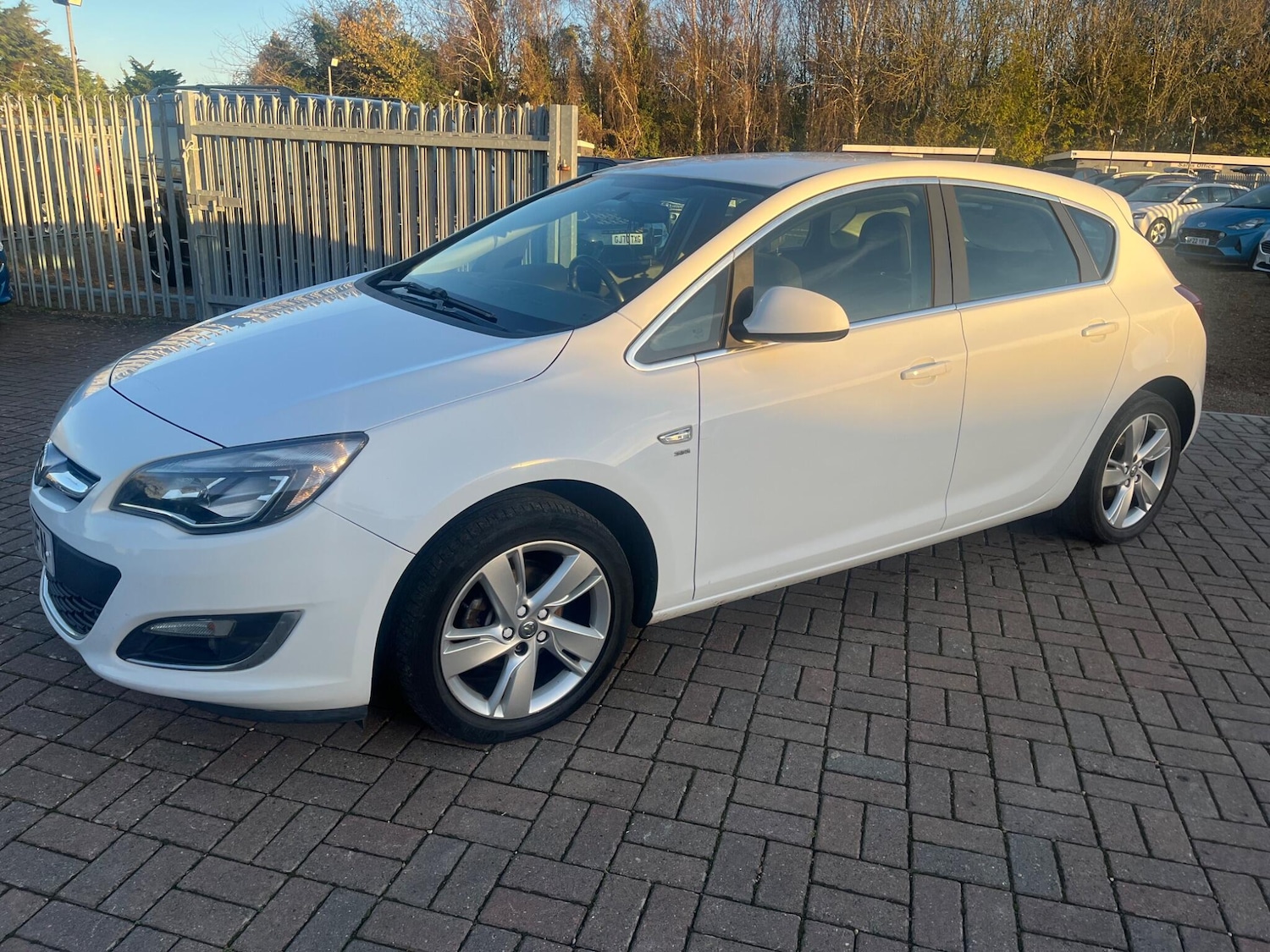 Used Vauxhall Astra 2014 for sale - 76711932: Photo 2