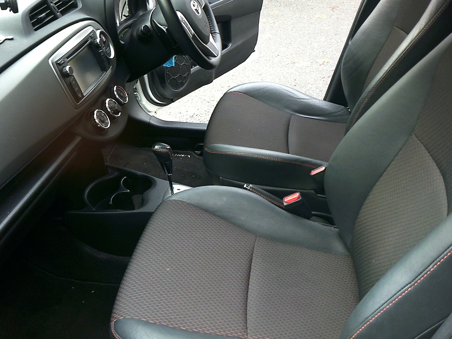 Used Toyota Yaris 2012 for sale - 76845428: Photo 8