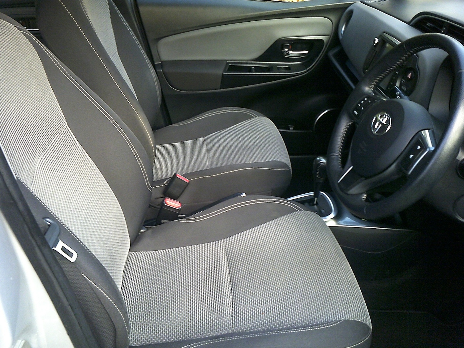 Used Toyota Yaris 2015 for sale - 76427859: Photo 7