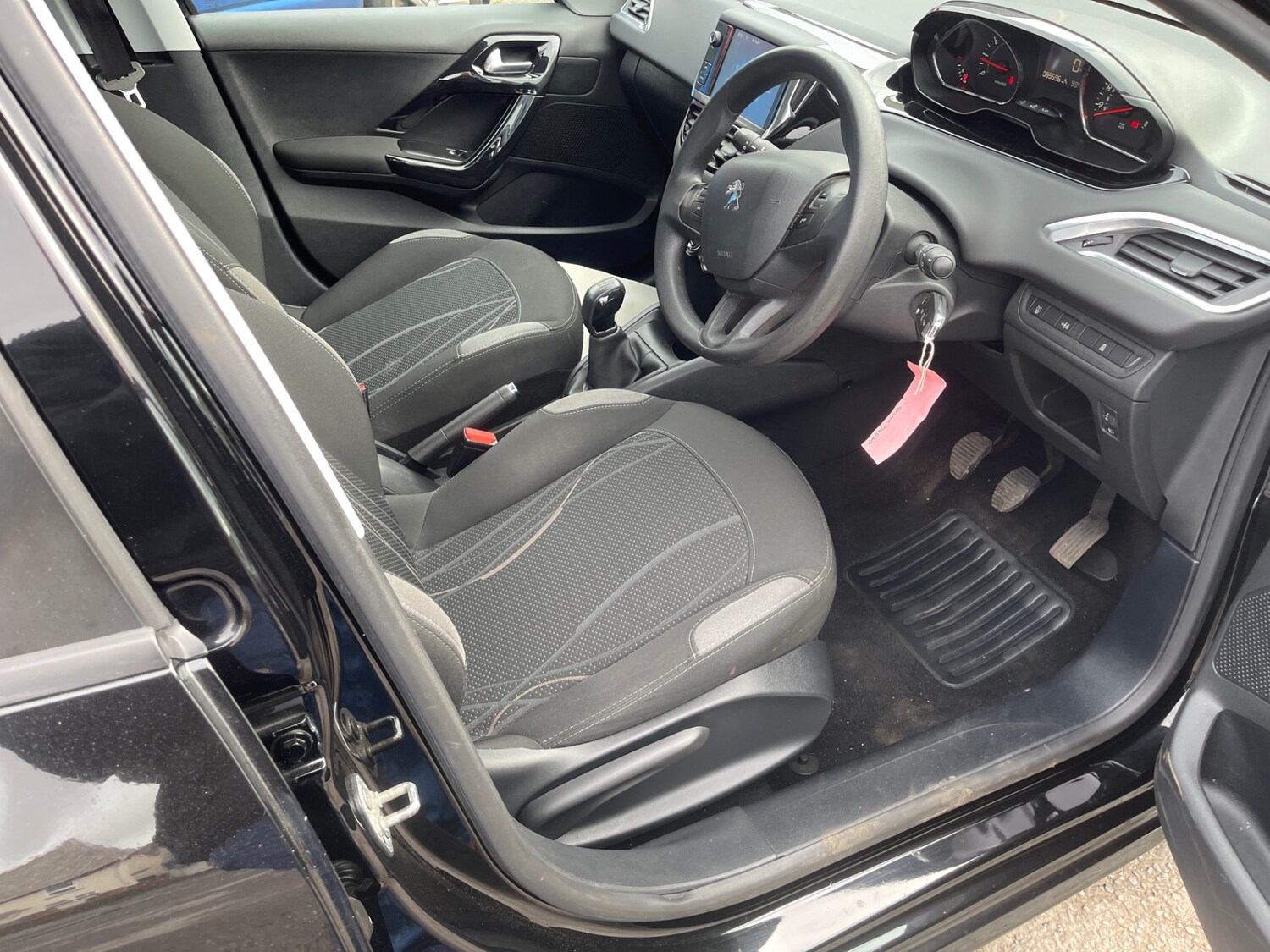 Used Peugeot 208 2014 for sale - 77336836: Photo 15