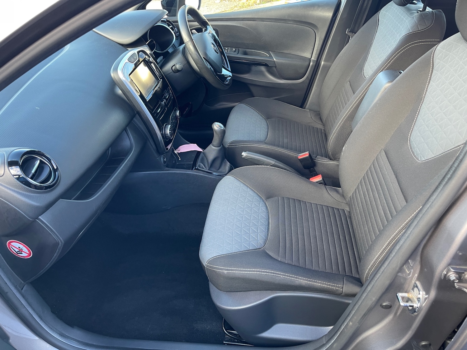 Used Renault Clio 2015 for sale - 76611352: Photo 10