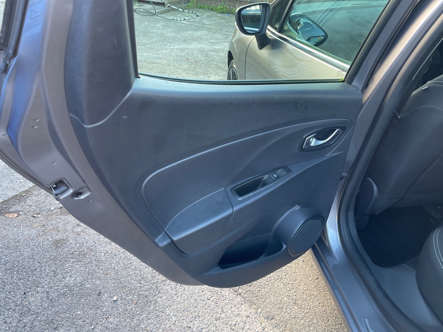 Used Renault Clio 2015 for sale - 76611352: Photo 11