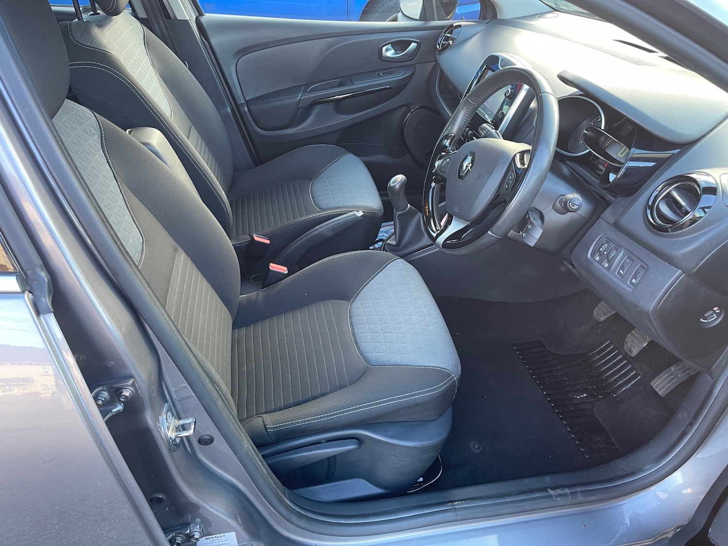 Used Renault Clio 2015 for sale - 76611352: Photo 18