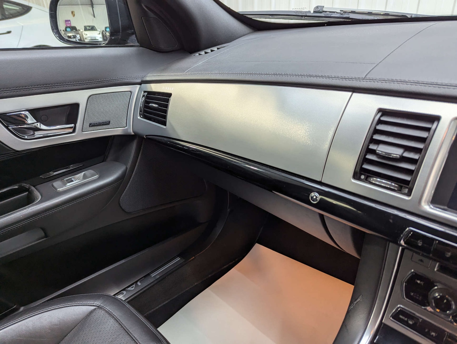 Used Jaguar XF 2014 for sale - 77044636: Photo 90