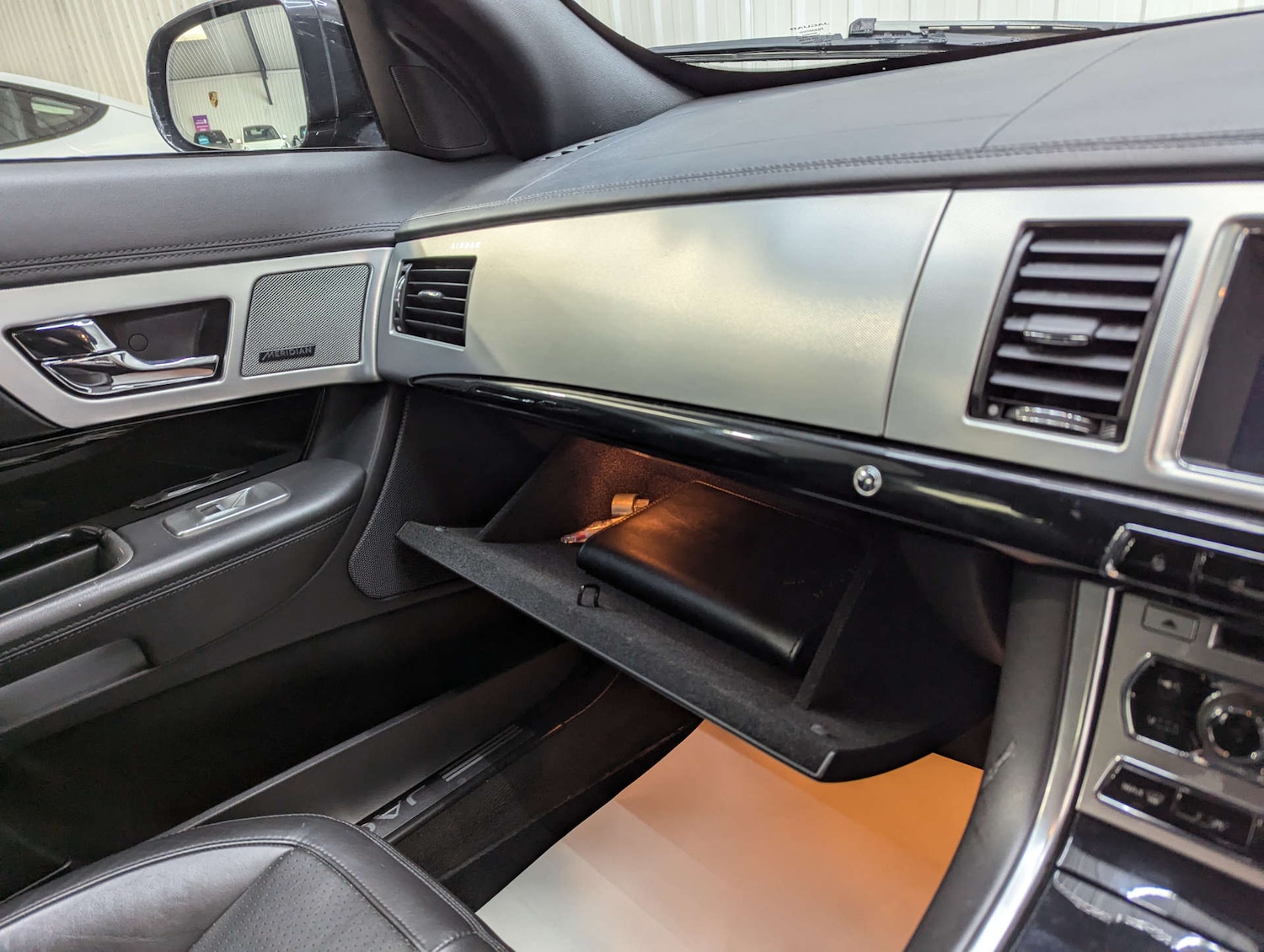 Used Jaguar XF 2014 for sale - 77044636: Photo 91