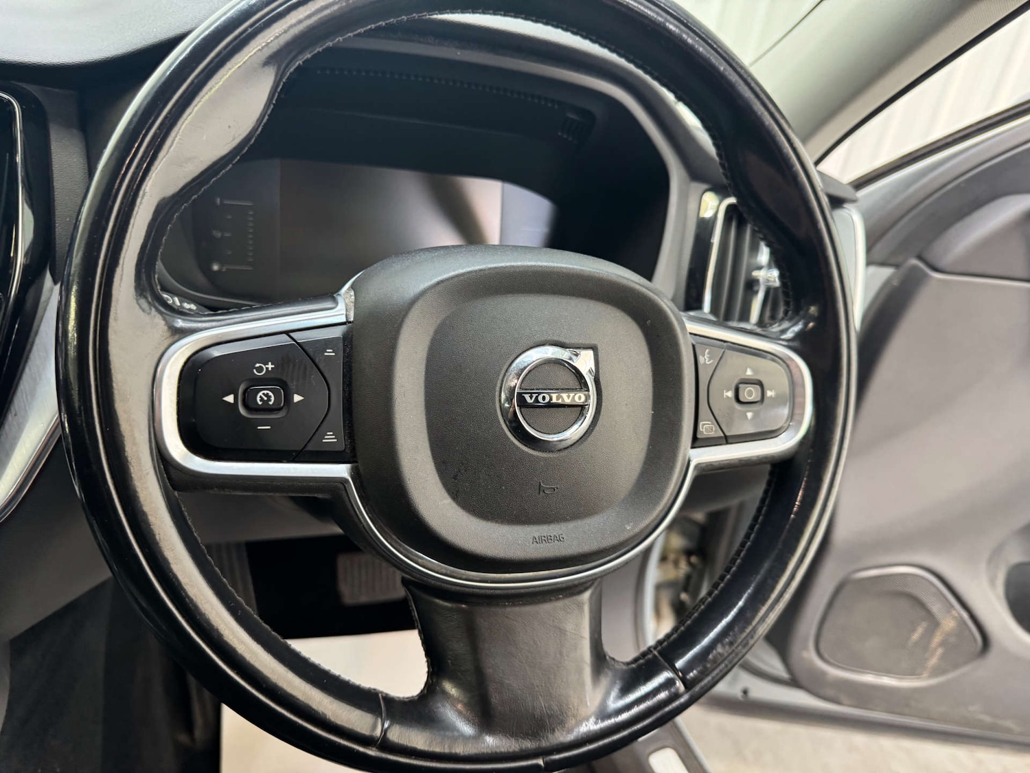Used Volvo XC60 2017 for sale - 76363886: Photo 76