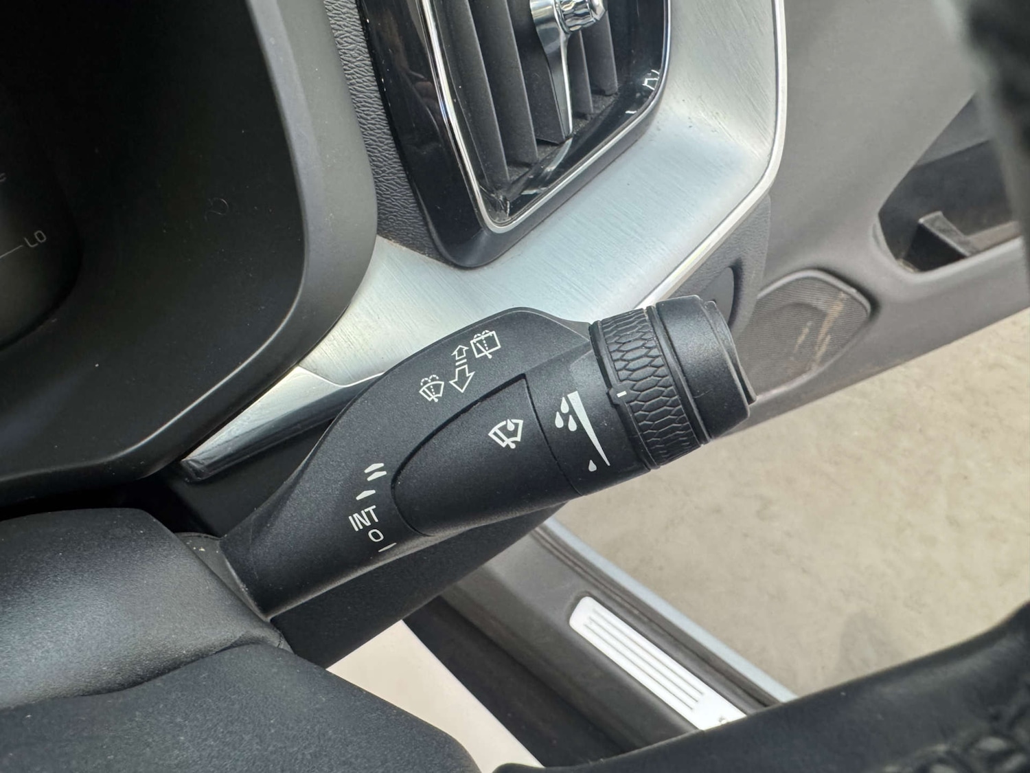 Used Volvo XC60 2017 for sale - 76363886: Photo 77