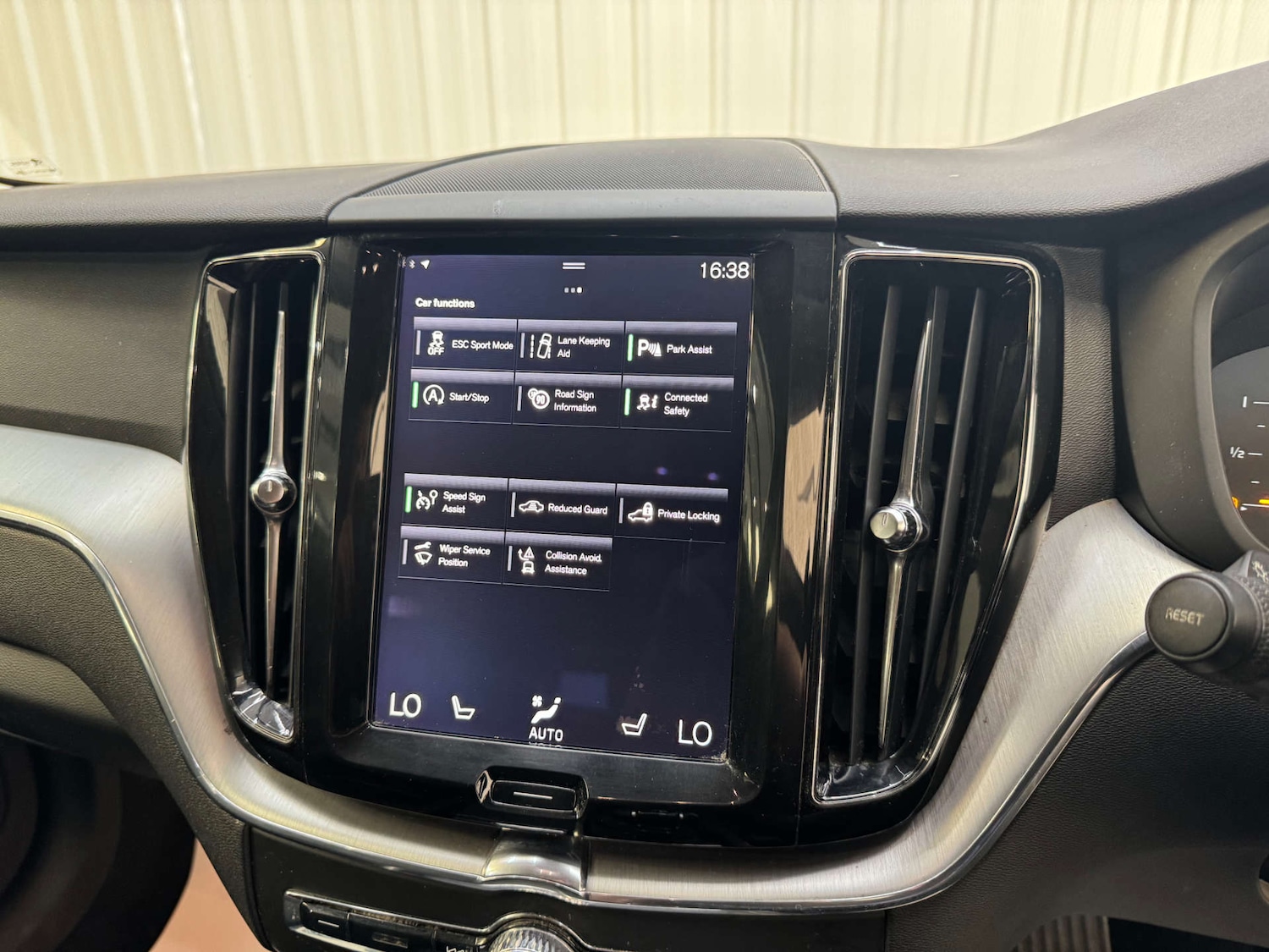 Used Volvo XC60 2017 for sale - 76363886: Photo 87
