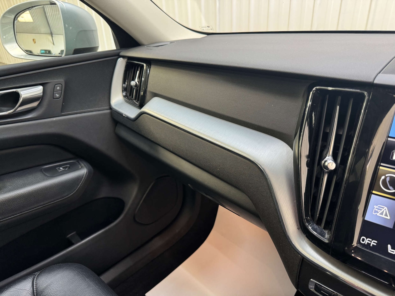 Used Volvo XC60 2017 for sale - 76363886: Photo 90