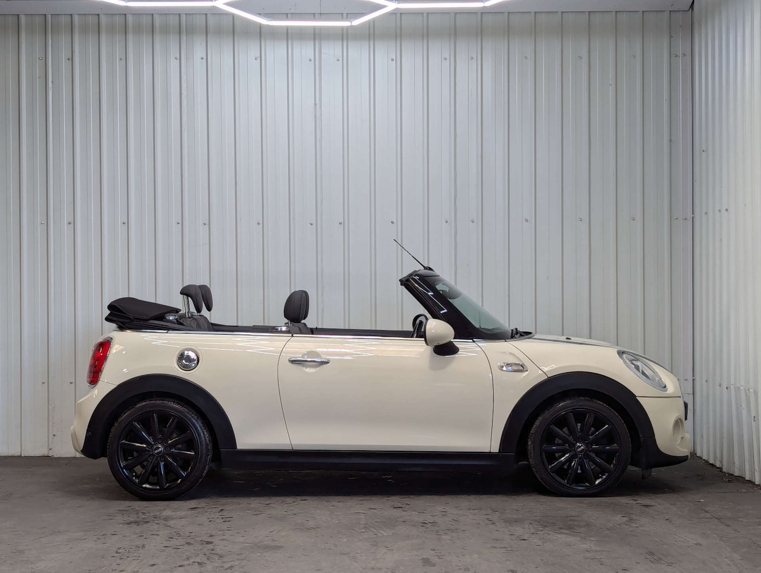 Used MINI Convertible 2016 for sale - 76600943: Photo 13