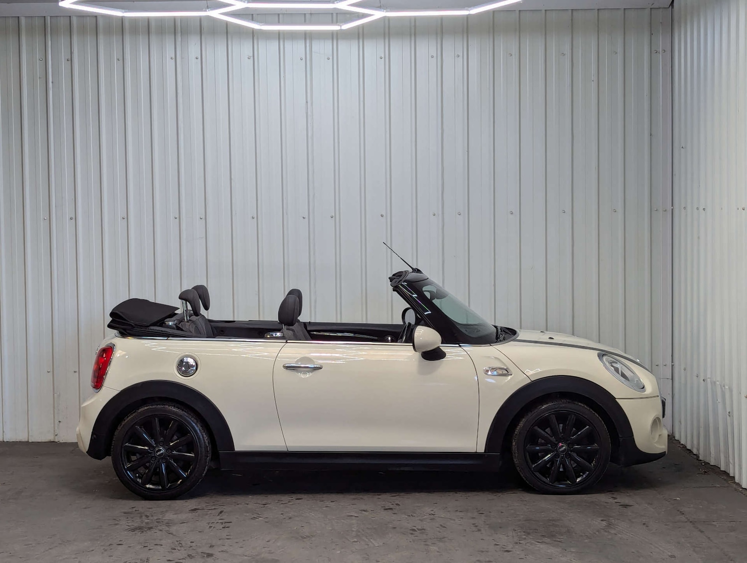 Used MINI Convertible 2016 for sale - 76600943: Photo 14
