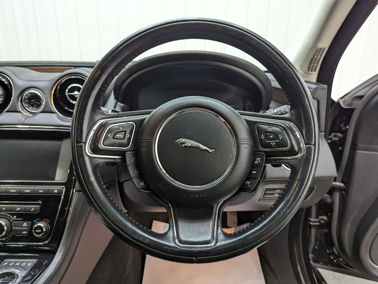 Used Jaguar XJ 2015 for sale - 76278532: Photo 70
