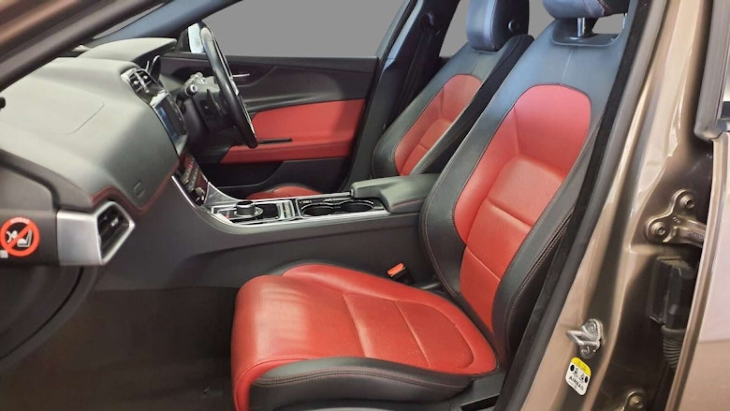 Used Jaguar XE 2017 for sale - 75994151: Photo 3
