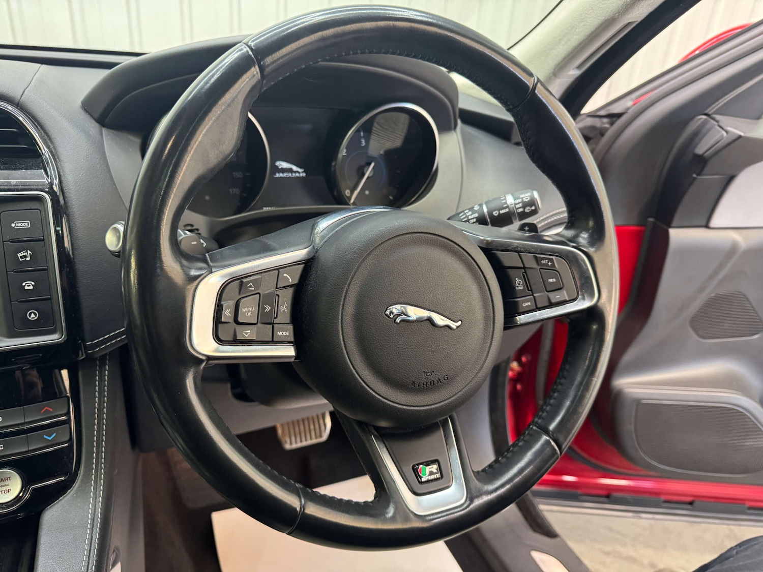 Used Jaguar F-Pace 2016 for sale - 76642985: Photo 79