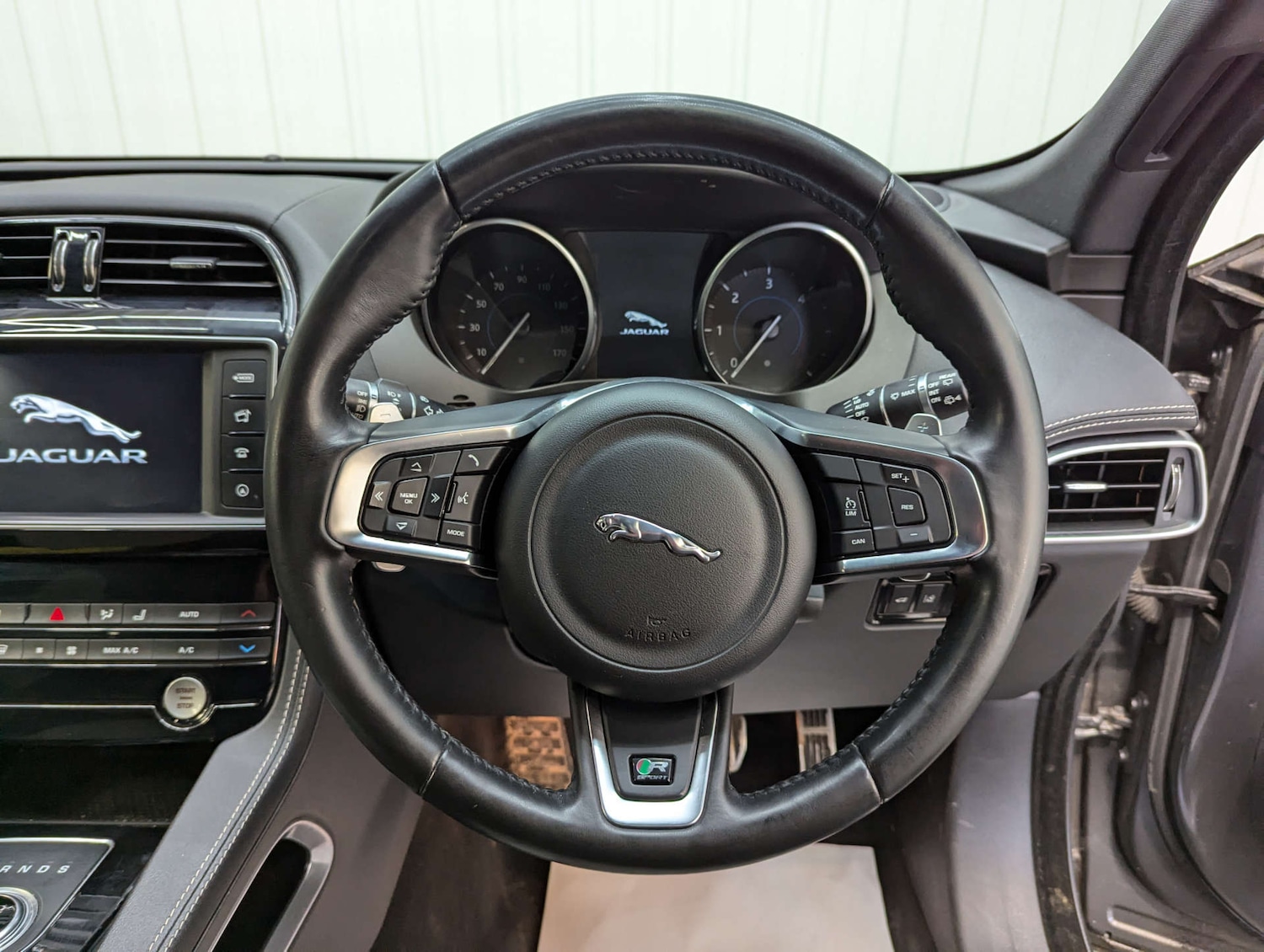 Used Jaguar F-Pace 2017 for sale - 77164835: Photo 74