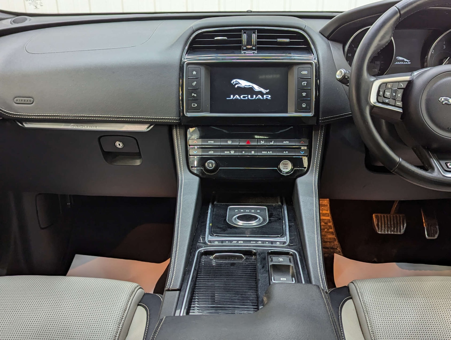 Used Jaguar F-Pace 2017 for sale - 77164835: Photo 79