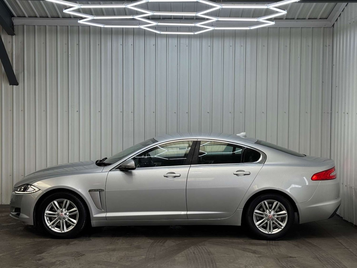 Used Jaguar XF 2015 for sale - 77717749: Photo 4