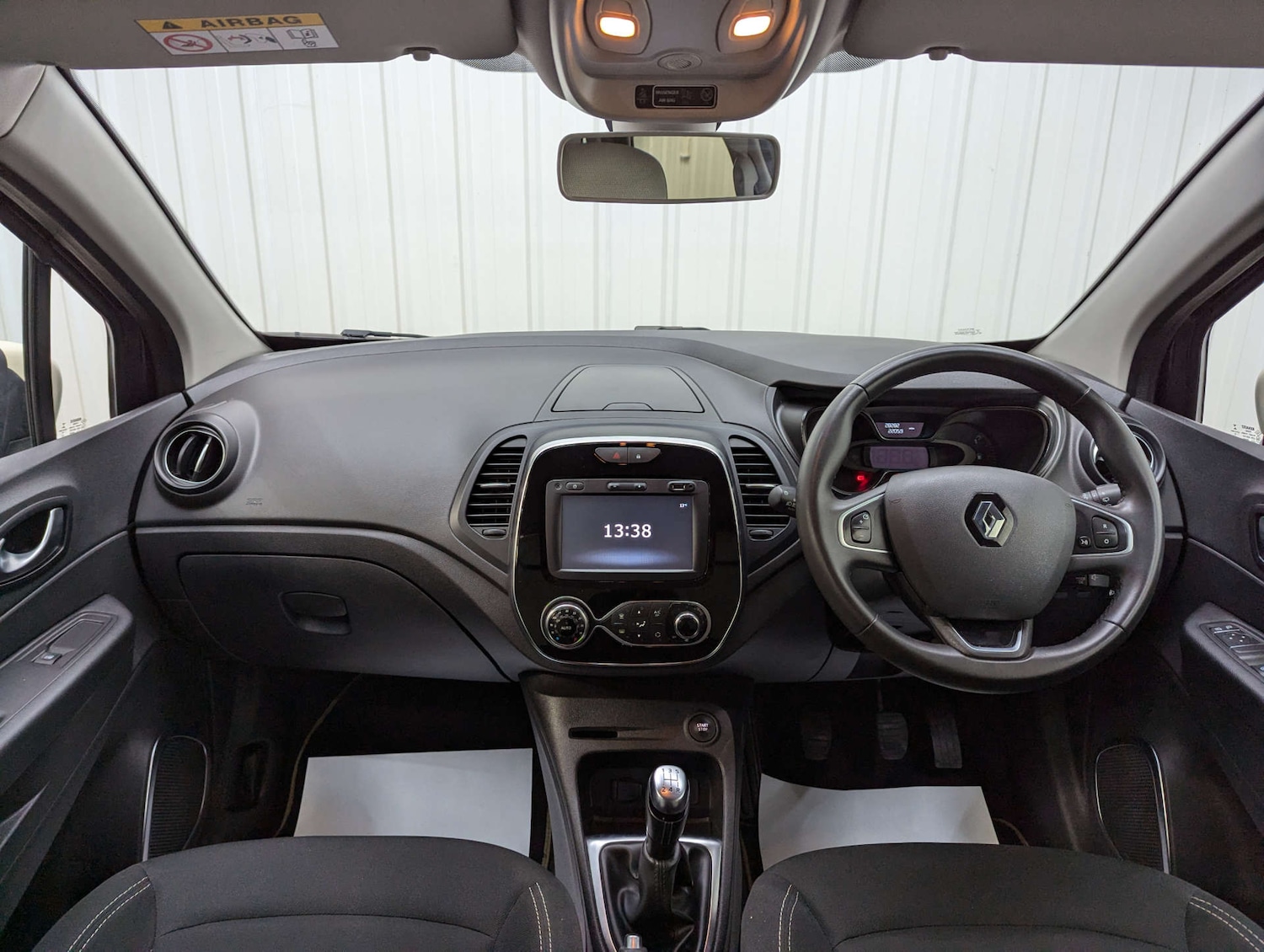 Used Renault Captur 2018 for sale - 76278108: Photo 2