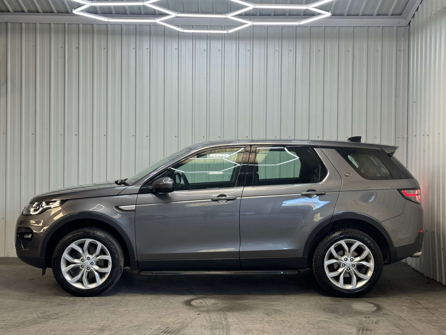 Used Land Rover Discovery Sport 2017 for sale - 76670475: Photo 16