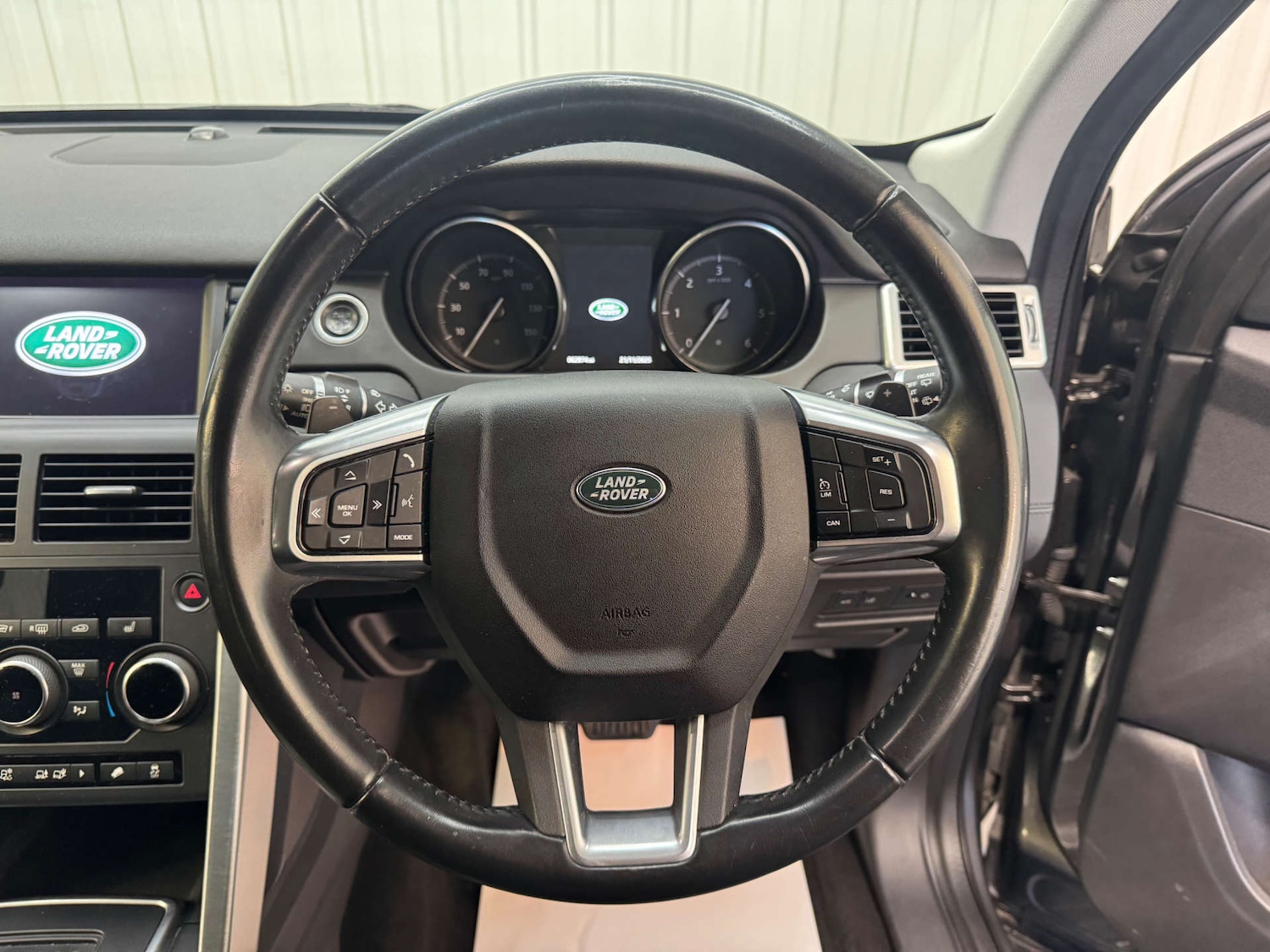 Used Land Rover Discovery Sport 2017 for sale - 76670475: Photo 78