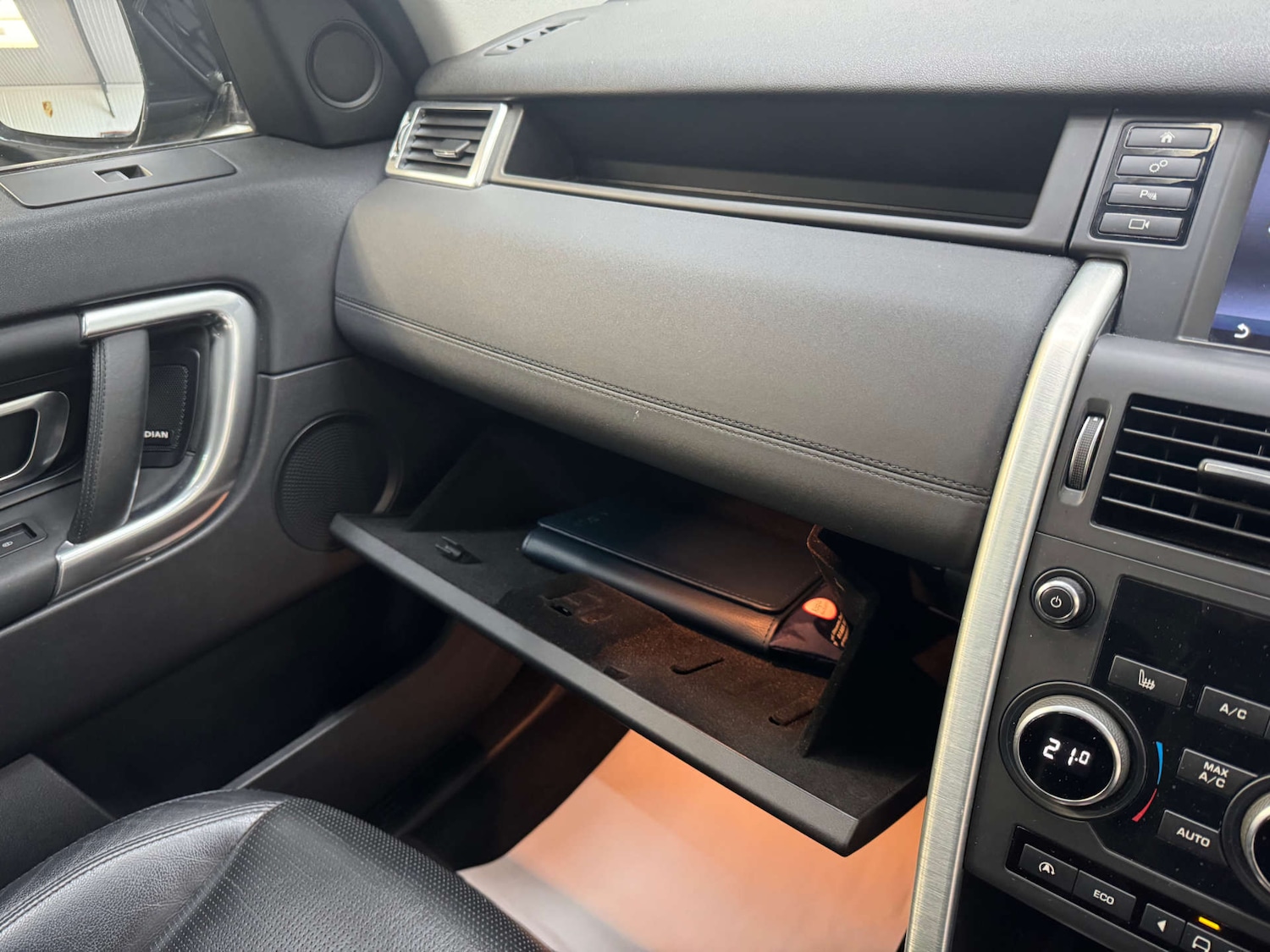 Used Land Rover Discovery Sport 2017 for sale - 76670475: Photo 97