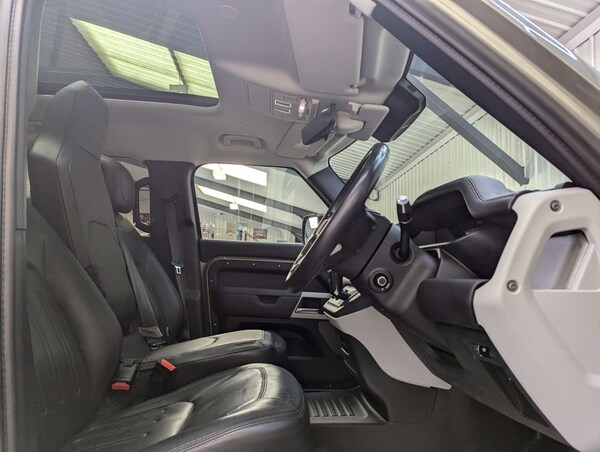 Used Land Rover Defender 2021 for sale - 76005303: Photo 53