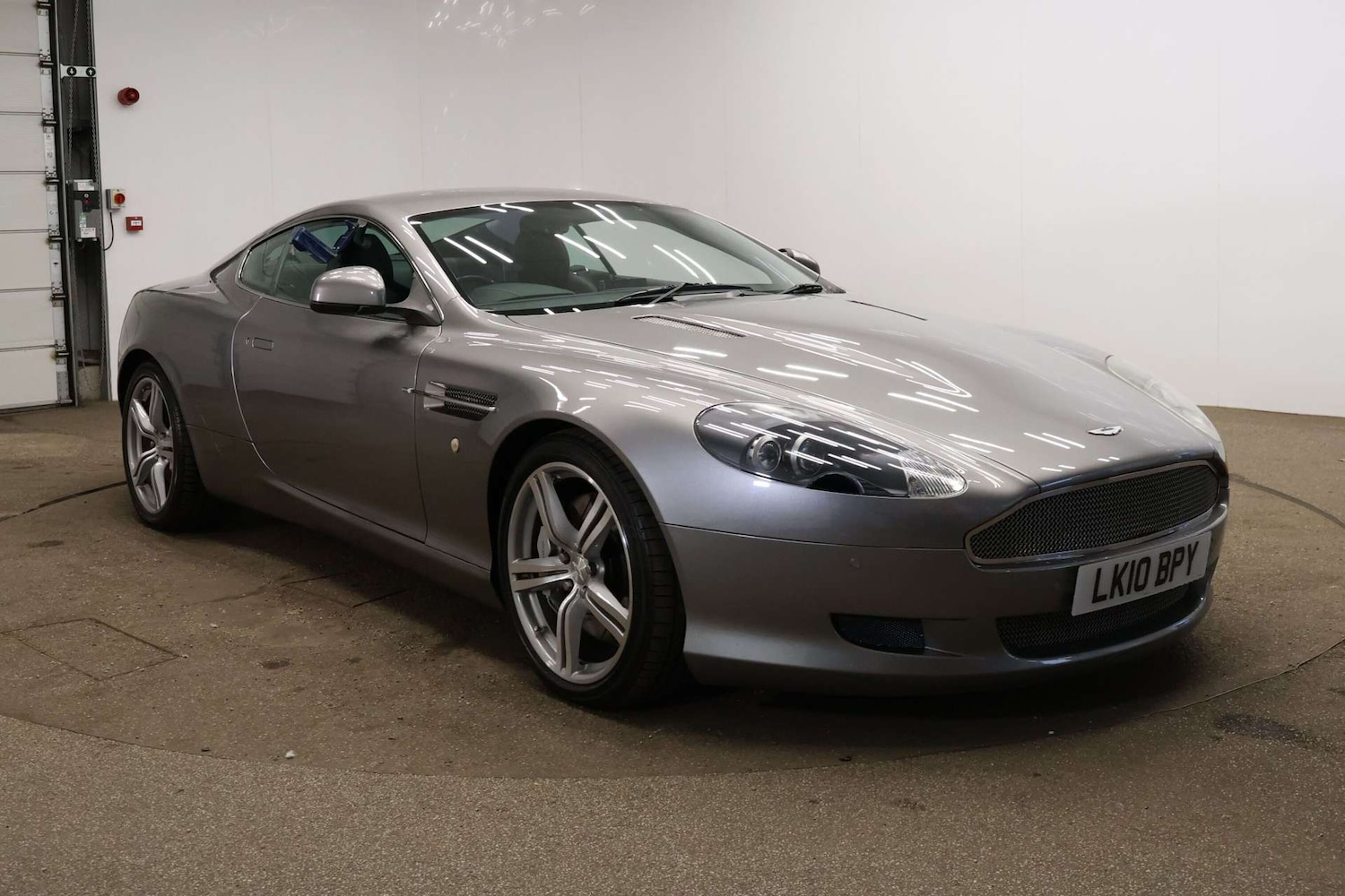 Used Aston Martin DB9 2010 for sale - 76367328: Photo 1