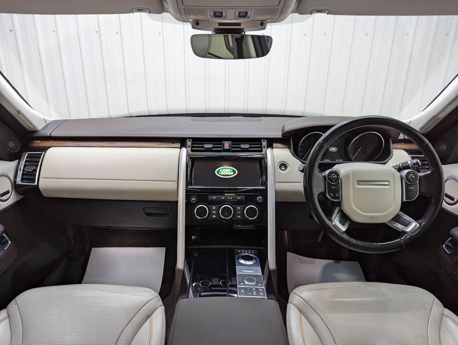 Used Land Rover Discovery 2017 for sale - 76471359: Photo 2