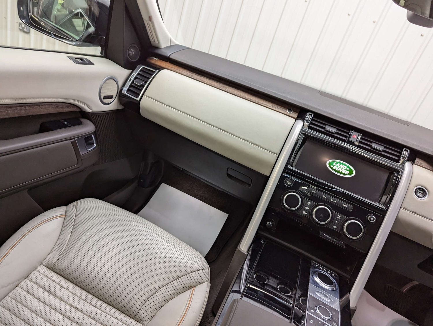 Used Land Rover Discovery 2017 for sale - 76471359: Photo 46