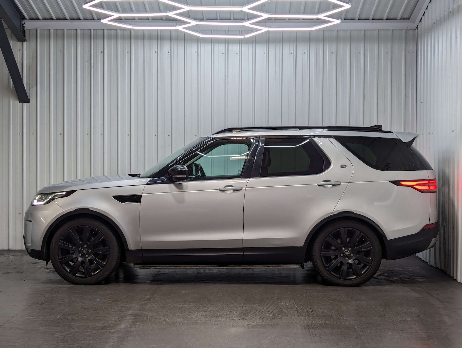 Used Land Rover Discovery 2017 for sale - 76511113: Photo 15