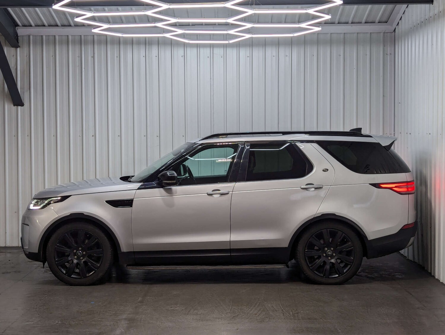 Used Land Rover Discovery 2017 for sale - 76511113: Photo 16