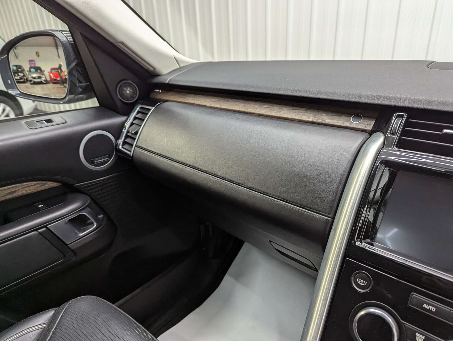 Used Land Rover Discovery 2017 for sale - 76511113: Photo 97