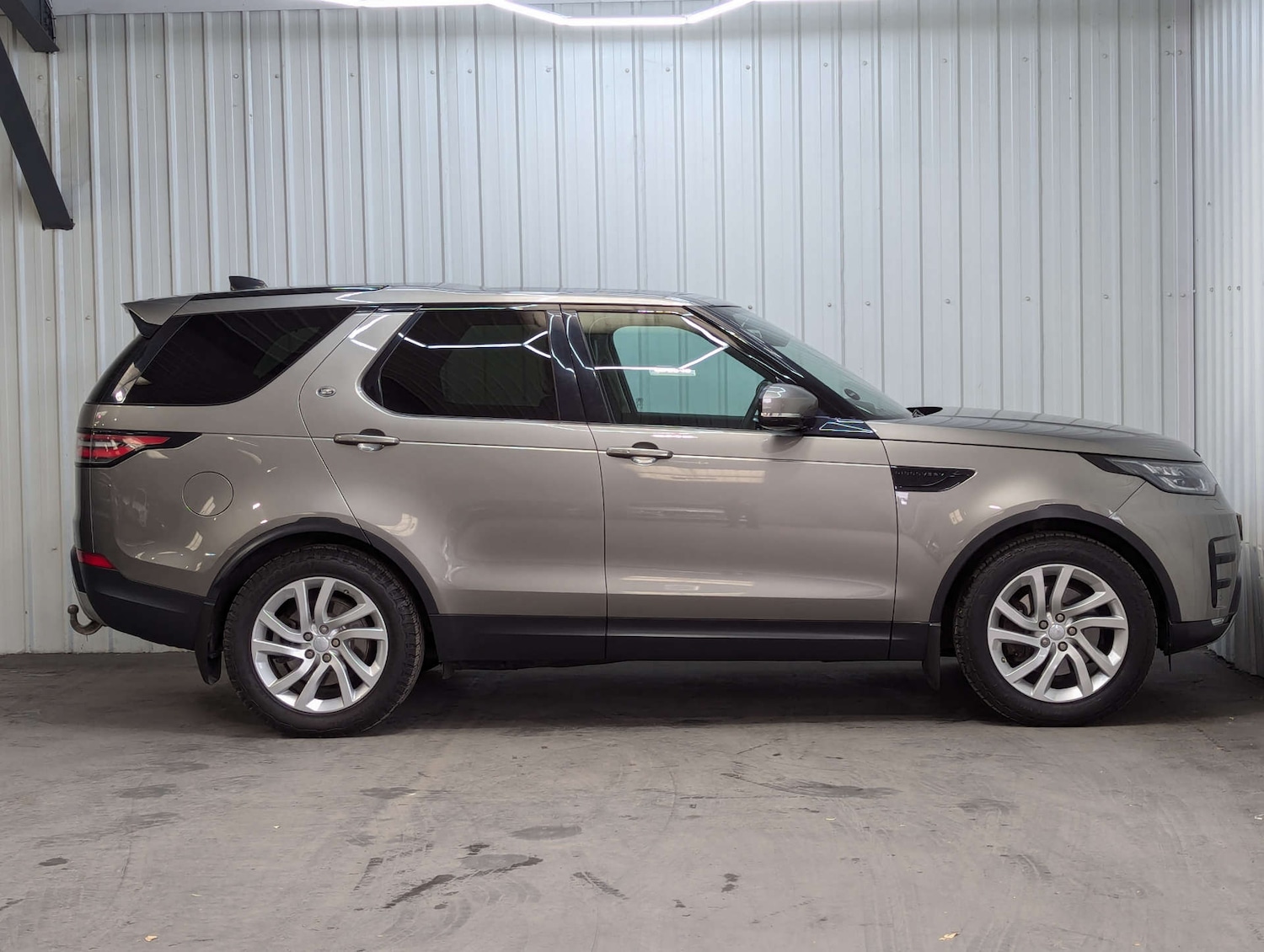 Used Land Rover Discovery 2017 for sale - 76449770: Photo 13