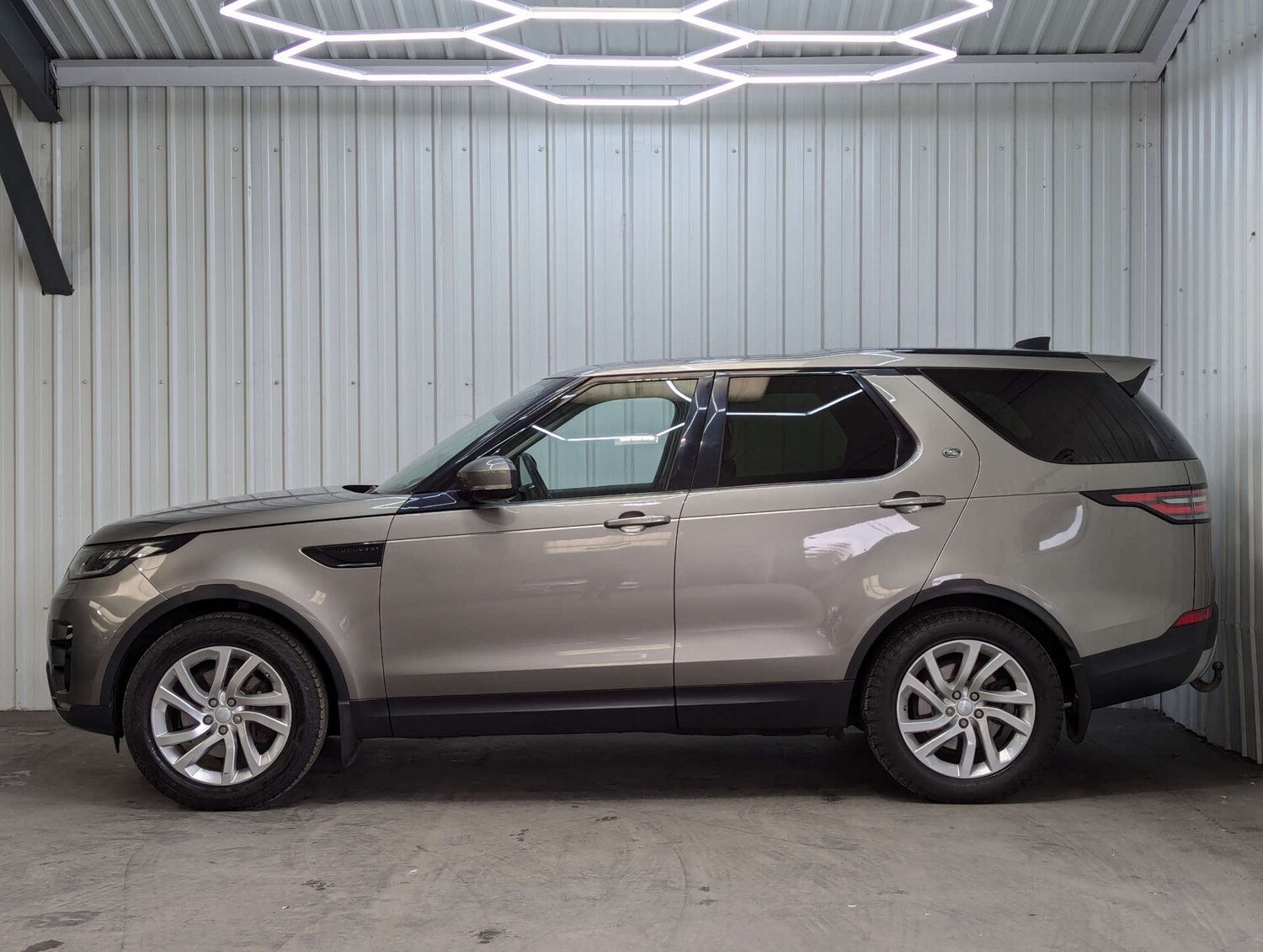 Used Land Rover Discovery 2017 for sale - 76449770: Photo 15