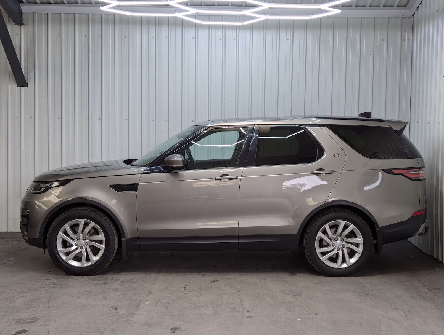 Used Land Rover Discovery 2017 for sale - 76449770: Photo 16