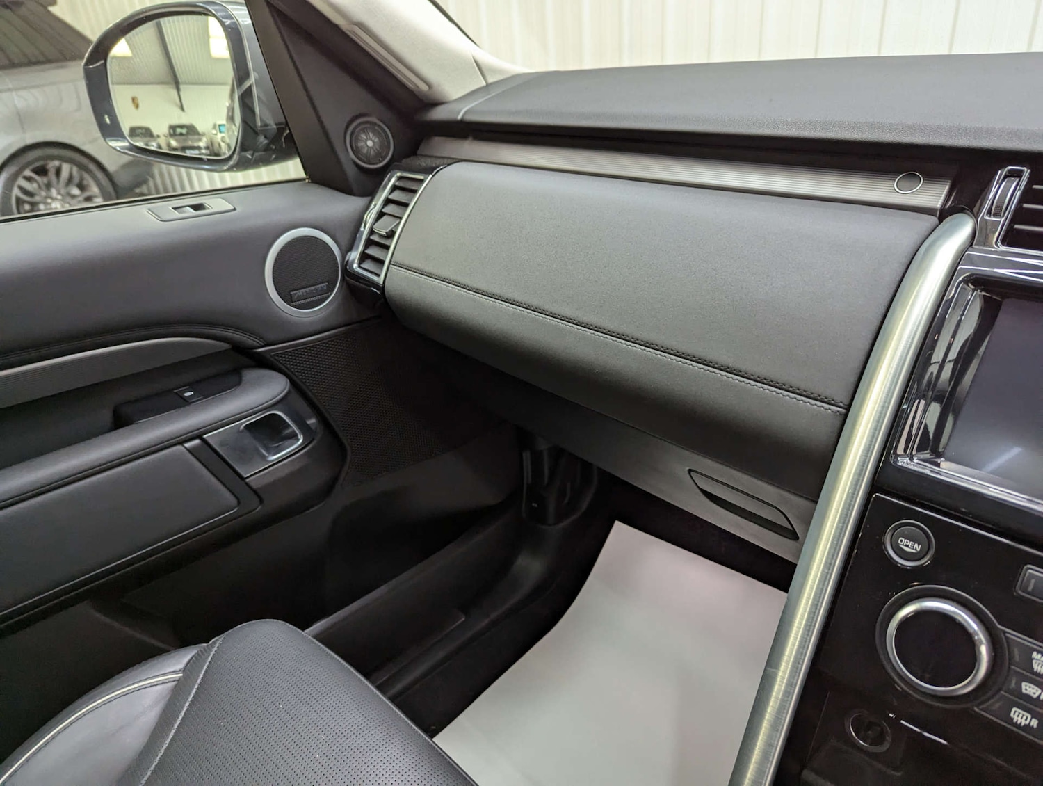 Used Land Rover Discovery 2017 for sale - 76449770: Photo 96