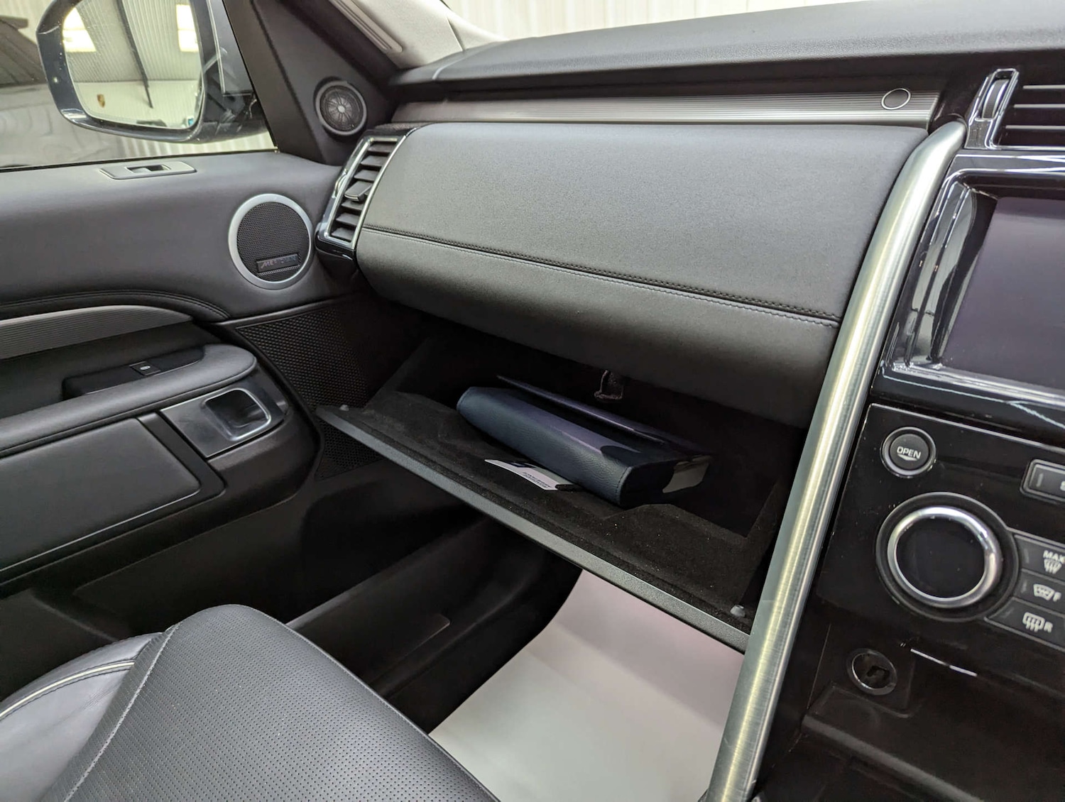 Used Land Rover Discovery 2017 for sale - 76449770: Photo 97