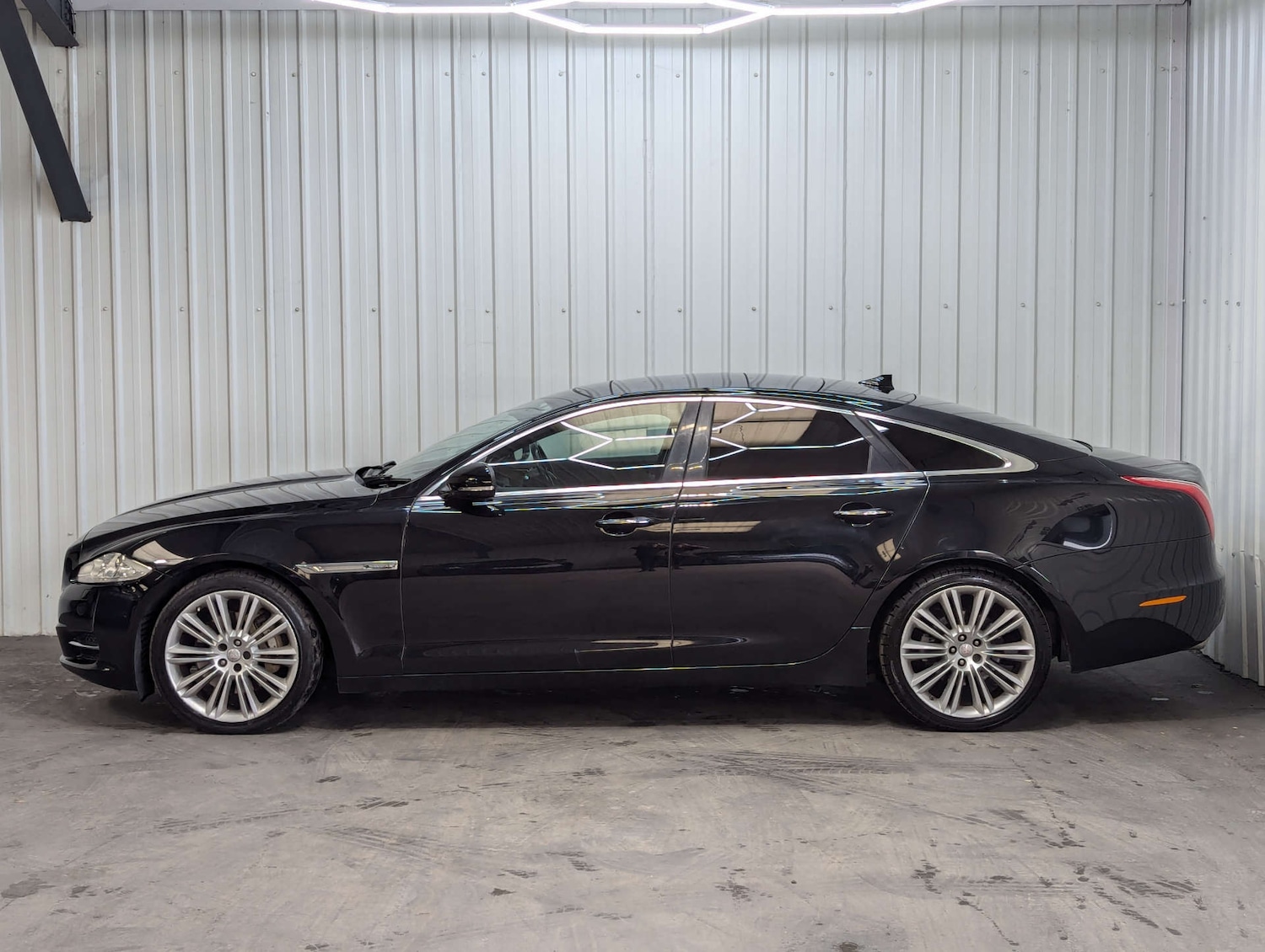 Used Jaguar XJ 2015 for sale - 76091324: Photo 17