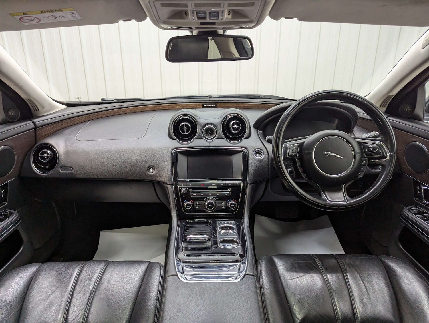 Used Jaguar XJ 2015 for sale - 76091324: Photo 2