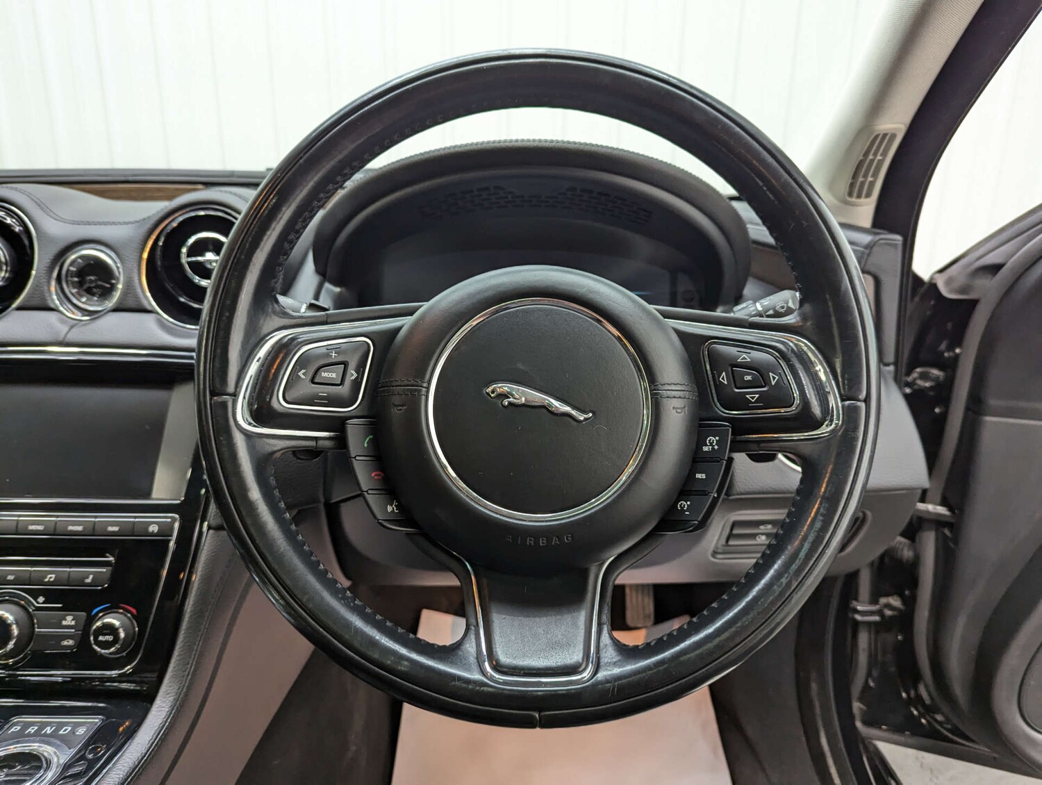 Used Jaguar XJ 2015 for sale - 76091324: Photo 70