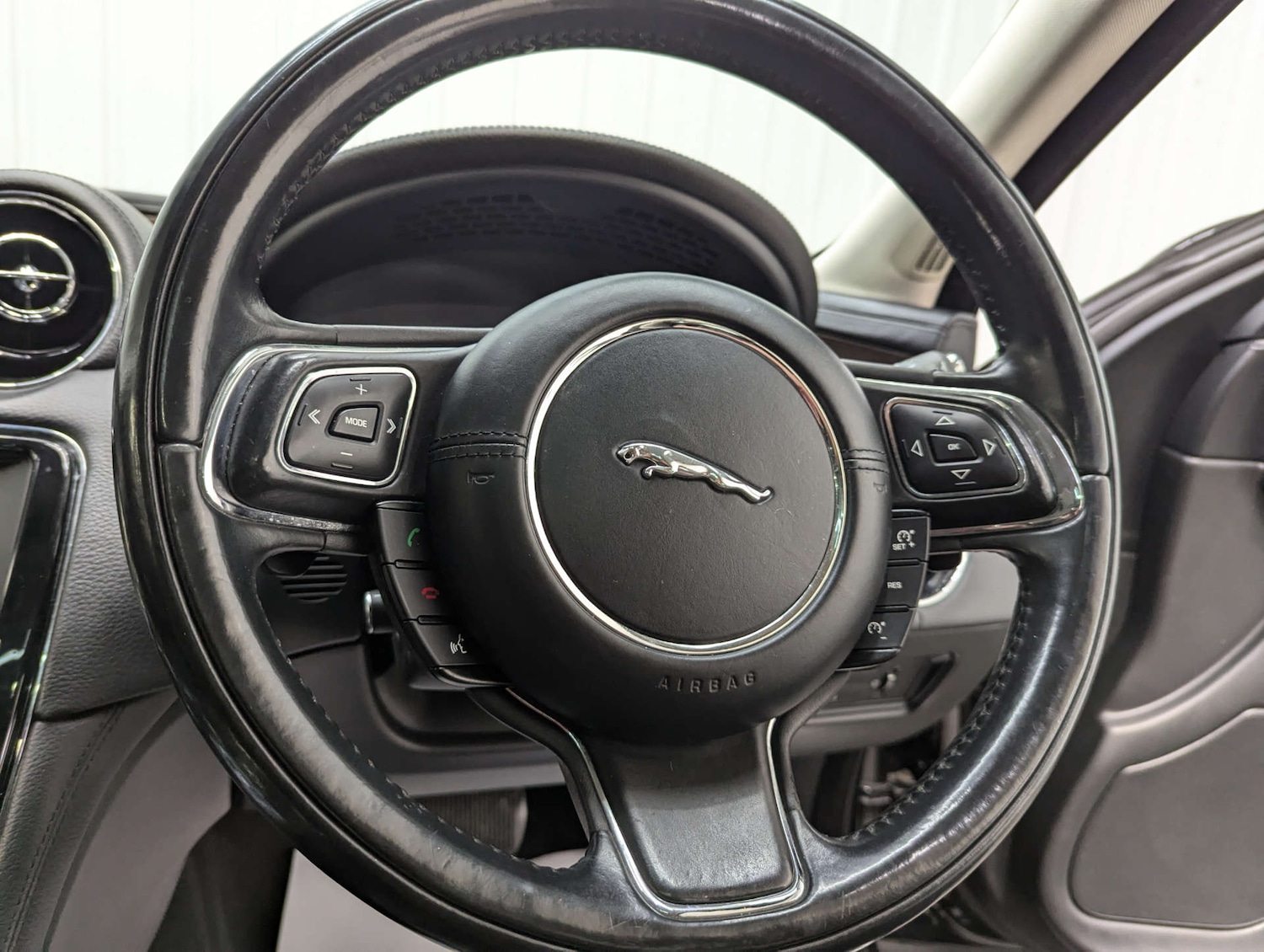 Used Jaguar XJ 2015 for sale - 76091324: Photo 73